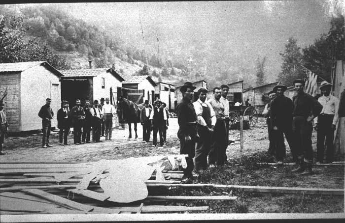 Building R.R. many Italians s48.jpg